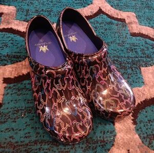 Anywear clogs slip resistant size 8 wome